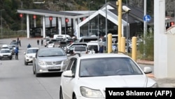 Автомобили на границе России и Грузии, архивная фотография