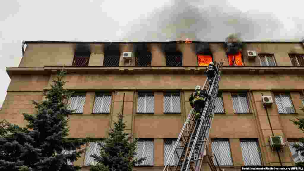 Внаслідок потрапляння боєприпасу сталося загоряння п&#39;ятого поверху та даху будівлі