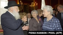 ملکه الیزابت دوم در دیدار با بازماندگان هولوکاست در مراسم یادمان قربانیان هولوکاست در ژانویه ۲۰۰۵