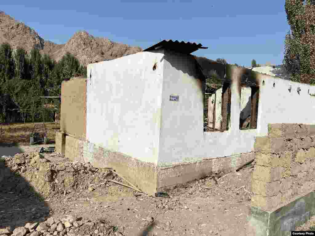 Курулушта иштеп, оокат кыллган Касым Уулжаевдин үйү. Бул үй-бүлөнүн беш баласы бар. Баткен. Миң-Өрүк айылы.