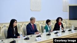 Азия өнүктүрүү банкынын өкүлчүлүгүнүн Канокпан Лао-Арайя баштаган кызматкерлери Акылбек Жапаров менен жолугушкан учур. 