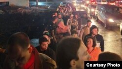 Громадяни Росії пішки переходять кордон, щоб потрапити до казахстанського міста Уральська. Західноказахстанська область, 22 вересня 2022 року