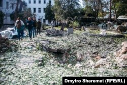 Вирва посеред міста, внаслідок обстрілу Миколаєва російським ЗРК С-300. 22 вересня 2022 року