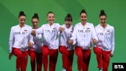 Българския ансамбъл при награждаването му в София