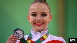 Стилияна Николова позира със сребърния си медал на бухалки на Световното първенство в София, 15 септември 2022 г.