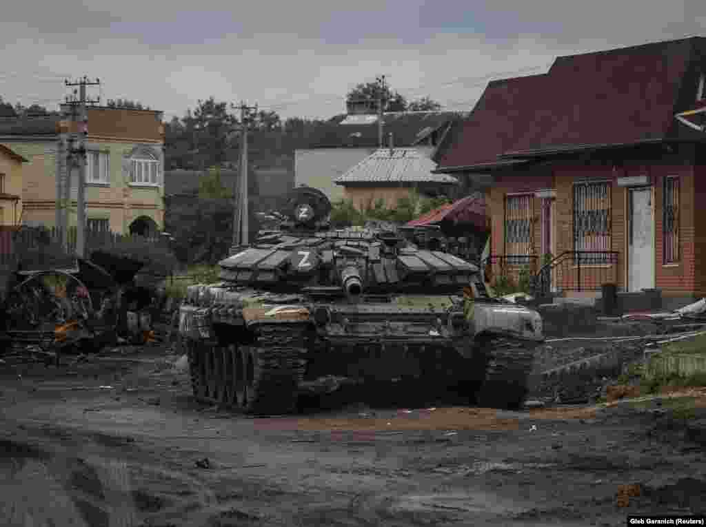 Отступая в панике, российские войска оставили в Изюме большое количество боеприпасов и техники, как, например, этот танк. Потеря Изюма рассматривается как стратегическая неудача Москвы, поскольку ее войска полагались на этот город как на важный узел снабжения своих войск в Харьковской области&nbsp;