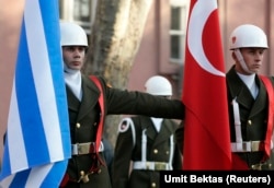 مراسم استقبال از کارامانلیس نخست‌وزیر وقت یونان در آنکارا در ژانویه ۲۰۰۸