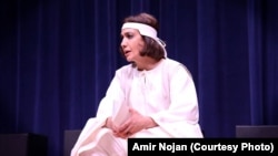 مژده شمسایی در صحنه‌ای از نمایش گزارش ارداویراف