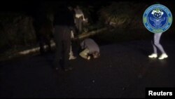 Ուկրաինացի ազատված ռազմագերին համբուրում է հայրենի հողը, 3-ը նոյեմբերի, 2022թ.