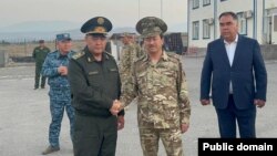 Кыргызстандын Улуттук коопсуздук боюнча мамлекеттик комитетинин (УКМК) төрагасы Камчыбек Ташиев (солдо) жана Тажикстандын Улуттук коопсуздук боюнча мамлекеттик комитетинин төрагасы Саймумин Ятимов (оңдо). Тажикстан. 19-сентябрь, 2022-жыл.