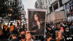 Иранда "хиджабы нормаға сәйкес емес" деп ұсталып, артынша қаза болған Махса Амини өлімінен кейін наразылық тұтанып, ізінше наразылықтар әлем қалаларында жалғасты. Түркияда өткен наразылық.  