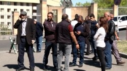 «13 օր է՝ ոչ մի լուր չունենք». անհետ կորածների ծնողները դարձյալ ՊՆ շենքի մոտ են