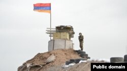 Հայ զինվորը մարտական հենակետում՝ հերթապահության ժամանակ, արխիվ