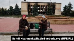 Місцеві мешканці Ізюма у центрі міста після деокупації. Харківська область, вересень 2022 року