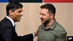 Британиянын өкмөт башчысы Риши Сунак жана Украинанын президенти Владимир Зеленский.