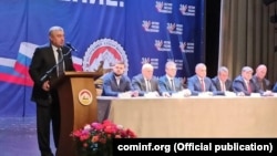 Эдуард Кокойты выступает на расширенном заседании инициативной группы по проведению референдума о вхождении Южной Осетии в состав России