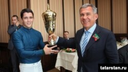 Рөстәм Миңнеханов (у) һәм Таһир Метшин. Республика көне уңаеннан үткәрелгән ат чабышлары. 30 август 2016. tatarstan.ru