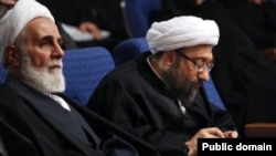 صادق لاریجانی و ناطق‌نوری رابطه سیاسی خوبی ندارند و همدیگر را متهم به فساد مدیریتی و مالی کرده‌اند ولی حالا متهم شده‌اند که پشت پرده و شریک یک پرونده فساد بوده‌اند.