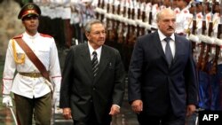 Аляксандар Лукашэнка і Рауль Кастра (у цэнтры) у Гаване, 25 чэрвеня 2012