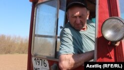 Камил Хөсәенов тракторында