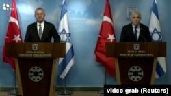 یائیر لاپید، وزیر خارجه اسرائیل با همتای ترک خود مولود چاووش‌اغلو. عکس آرشیوی است