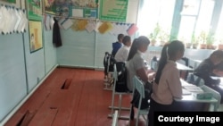 Өзгөн районуна караштуу Жазы айылындагы Акматаалы Абдыкеримов орто мектебинин полу чирип калган класстарынын бири. 2022-жыл.