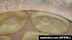 Туркменский хлеб в тамдыре  