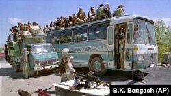 «Талибан» кыймылынын жоочулары Ооганстандын Чарикар өткөрмө бекетинде. 3-октябрь, 1996-жыл.   