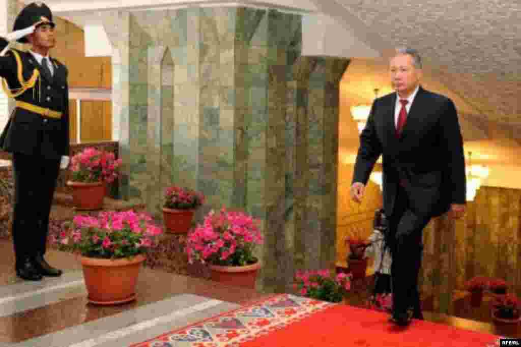 Президент Курманбек Бакиев салтанат менен Өкмөт үйүнө келди. - Kyrgyzstan - Presidential Inauguration ceremony in Bishkek. 02Aug2009