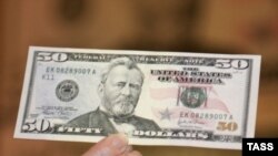 کارشناسان می گویند تصمیم ایران برای تبدیل دلار به یورو، بیشتر سیاسی است و تاثیری بر اقتصاد جهان ندارد.