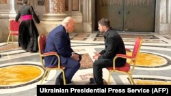 Володимир Зеленський (праворуч) і Дональд Трамп бачилися перед похороном папи Римського Франциска у Ватикані 26 квітня