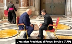 Президент України Володимир Зеленський (праворуч) і президент США Дональд Трамп під час зустрічі у соборі Святого Петра у Римі, 26 квітня 2025 року