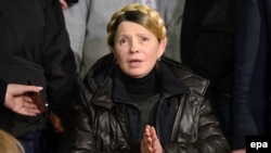 یوليا تيموشنکو پس از آزادی از زندان و در حال سخنرانی در میدان استقلال کی‌یف