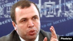 Armenia -- Vazgen Khachikian, head of state social security service gives a press conference in Yerevan, 25Nov2009