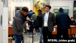 Парламент Молдови, що складається зі 101 депутата, обирається прямим голосуванням громадян на чотири роки