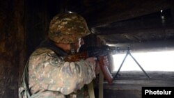Армянский военнослужащий на позициях (архив) 