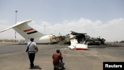 Израилдин аба соккусунан кийин Санаа эл аралык аэропортунда кыйраган учак.