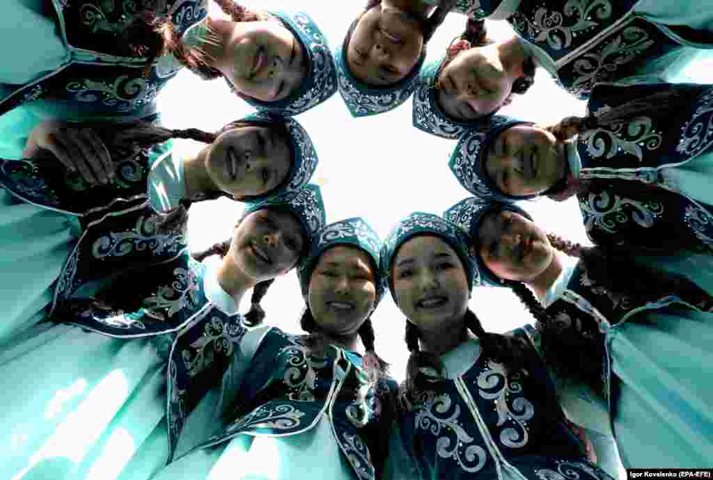 Улуттук кийимдер кыздардын көркүнө көрк кошот. Кыргызстан. 2019-жыл, 21-март.