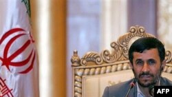 محمود احمدی نژاد، رییس جمهوری ایران شب پنج شنبه یازدهم مرداد گفت که ایران نگران اقدام آمریکا برای فروش اسلحه به کشورهای منطقه نیست.