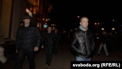 Васіль Парфянкоў сыходзіць з Кастрычніцкай плошчы ў атачэньні людзей у цывільным