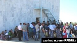 Şeýle nobatlaryň döremegine näme sebäp bolýar diýen soraga ýerli hem merkezi hökümet edaralarynyň resmilerinden jogap alyp bolmady.