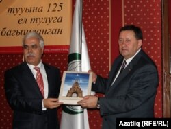 Айрат Сибагатуллин IRCICA җитәкчесе Халит Әрәнгә бүләк тапшыра