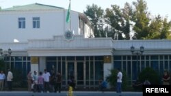 Türkmenistanyň Migrasiýa edaralarynda biometriki pasport üçin nobatlar egsilmeýär. (arhiw suraty)