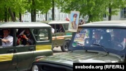 На сьвяточным парадзе беларускай мовы не было. Затое былі партрэты Сталіна