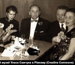 Зліва Тетяна і Улас Самчуки, а праворуч Євген і Євгенія Пастернаки. Канада