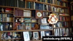 Бібліятэка ў пакоі зьняволенага актора