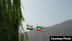 Флаги Таджикистана и Ирана