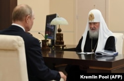 Президент Росії Володимир Путін (ліворуч) і Московський патріарх Кирило у державній резиденції біля Москви, 20 листопада 2020 року