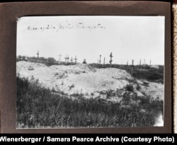 «Братські могили для голодуючих» (авторський підпис). Околиці Харкова, 1933 рік. Alexander Wienerberger / Samara Pearce Archive