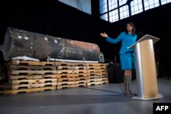 خانم هیلی هفته پیش با برگزاری یک کنفرانس خبری در پنتاگون، ایران را به ارسال موشک‌ و تسلیحات برای حوثی‌های یمن متهم کرده و خواستار اقدام «جامعه جهانی» در قبال ایران شده بود.